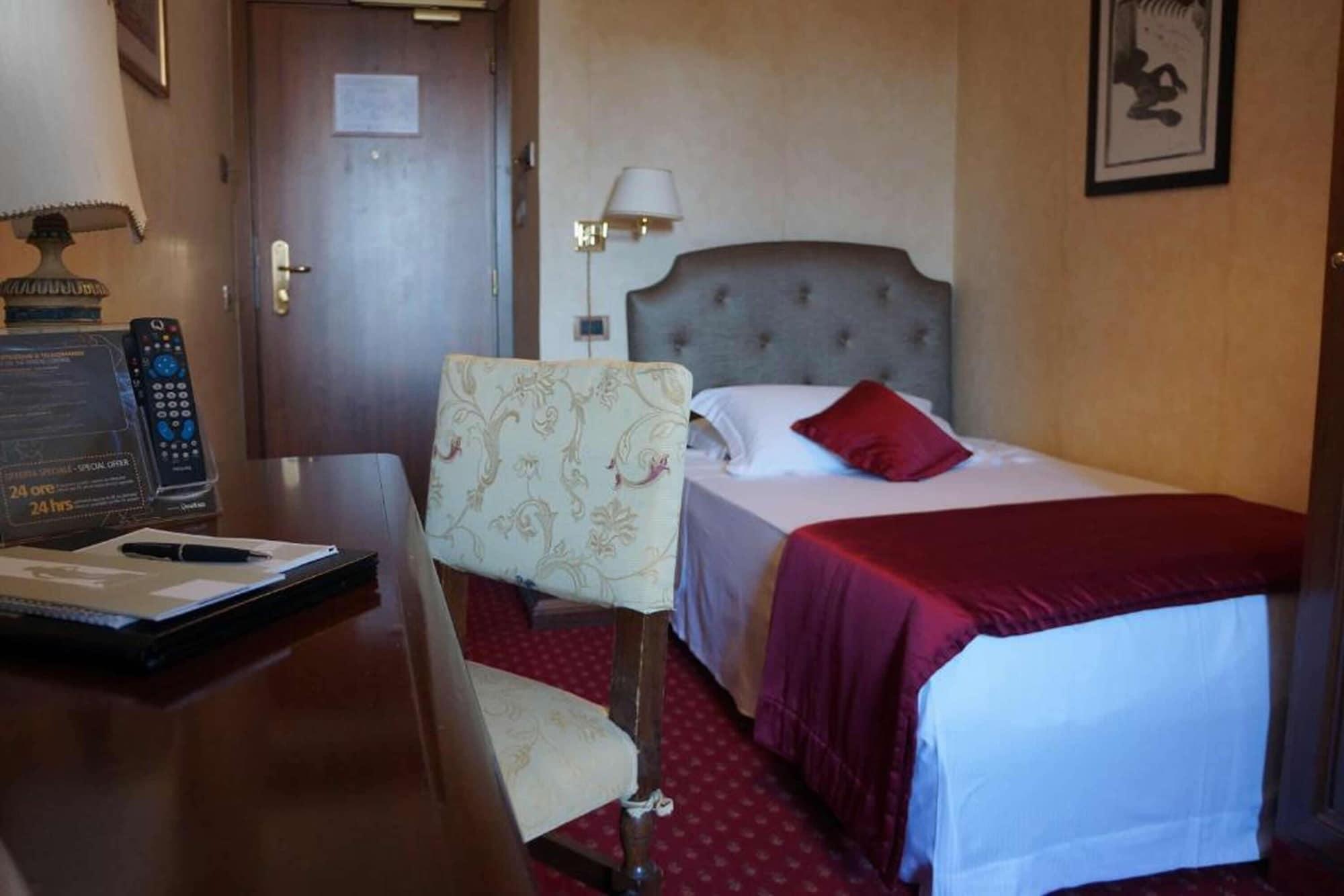 Hotel Nazionale Roma Esterno foto